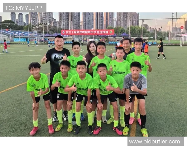 男孩追逐足球明星大巴的感人故事与梦想启航的瞬间